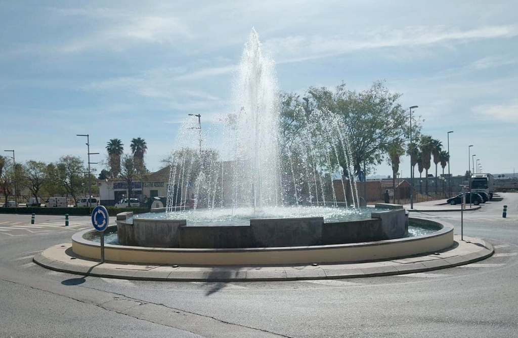 La fuente de la rotonda de Los Franceses ya está en marcha